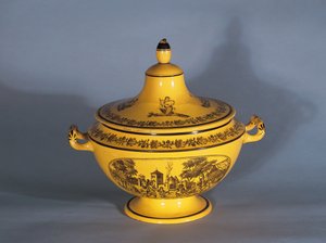 Terrin med sort trykkdesign, ca. 1820 (fajanse)