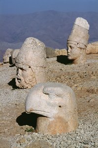 Hodet til Zeus-Oromandes, en gudinne og en ørn