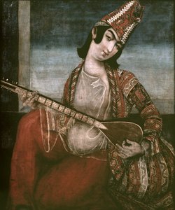 Ung kvinne som spiller gitar