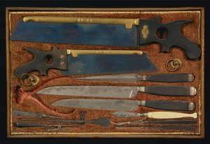 Eske med anatomiske instrumenter (tre og metall)