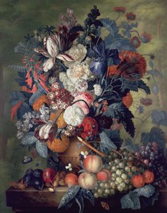 En vase med blomster med frukt