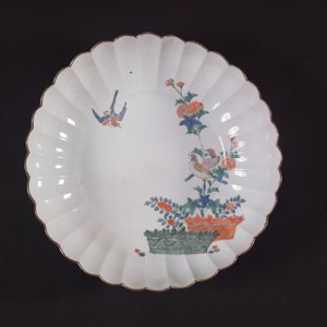 Stort Kakiemon-fat, Edo Period (porselen)