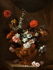 Blomster i en skulpturert vase