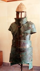 Cuirass and Boar's Tusk-hjelm (bronse og brosme)