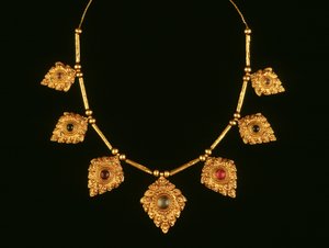 Halskjede, 1600- til 1700-tallet (gull og edelstener)