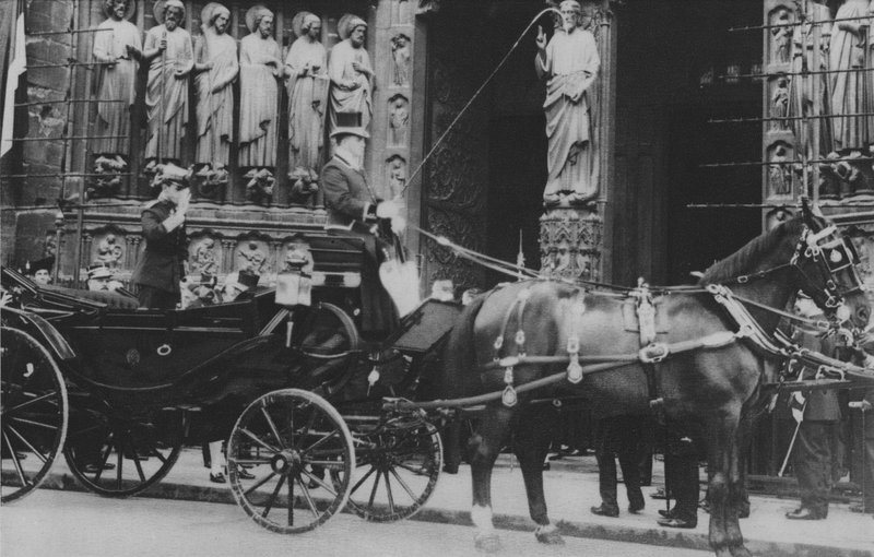 Alphonse XIII ved Notre-Dame (s/hvitt bilde) av (after) French Photographer