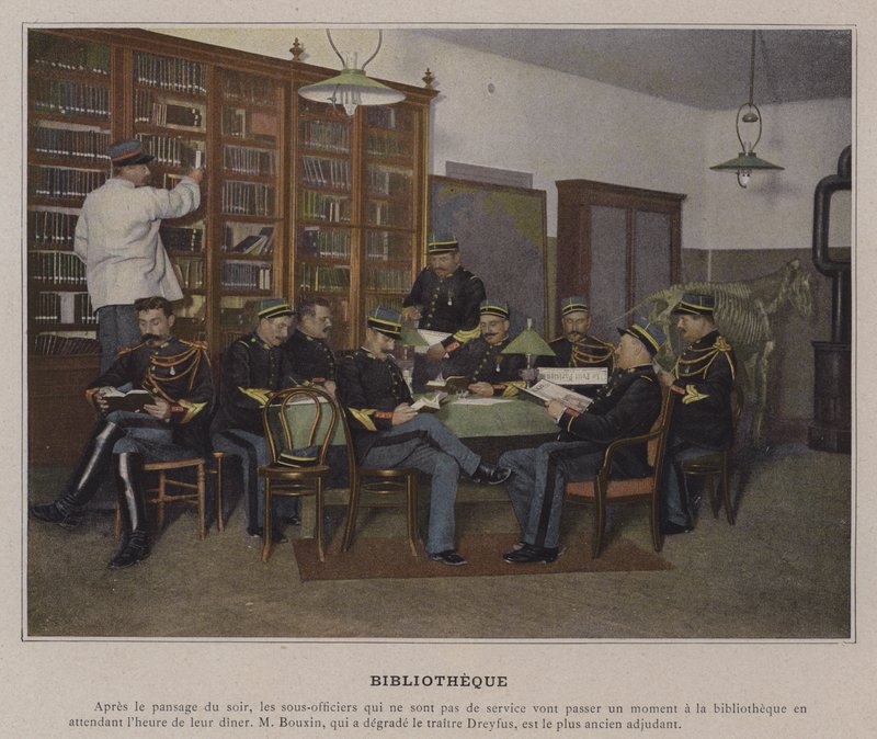 Bibliotheque (farget bilde) av (after) French Photographer