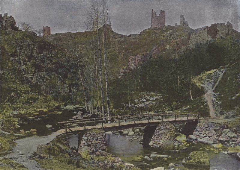 Ruines de Crozant (farget bilde) av (after) French Photographer
