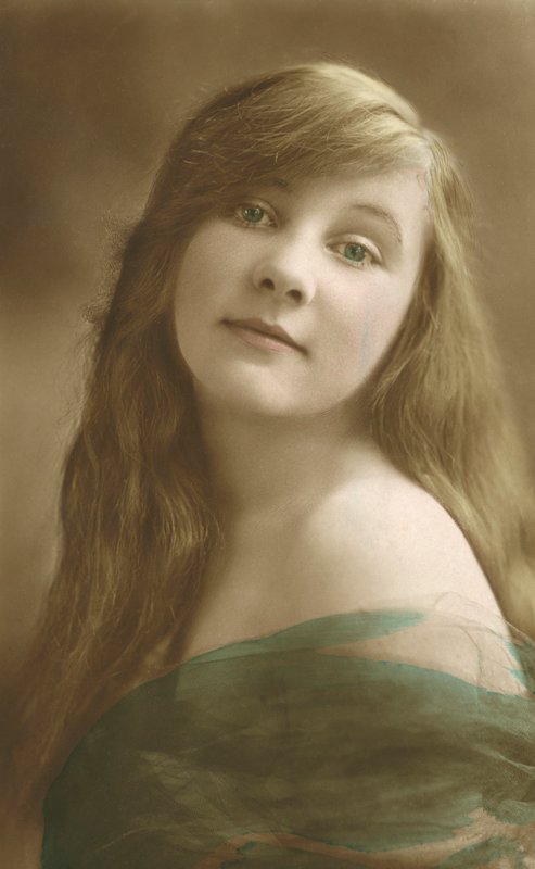 Ung kvinne poserer (farget bilde) av English Photographer