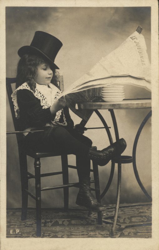 Gutt leser en avis av French Photographer