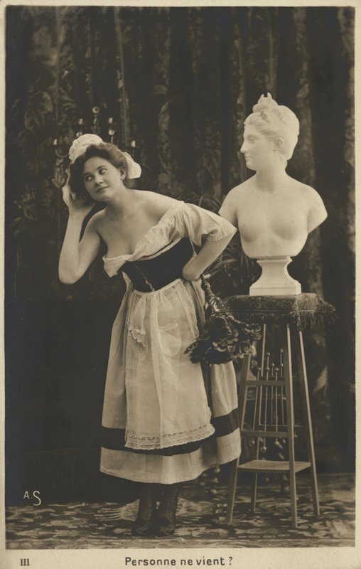 Fransk hushjelp støver en byste av French Photographer