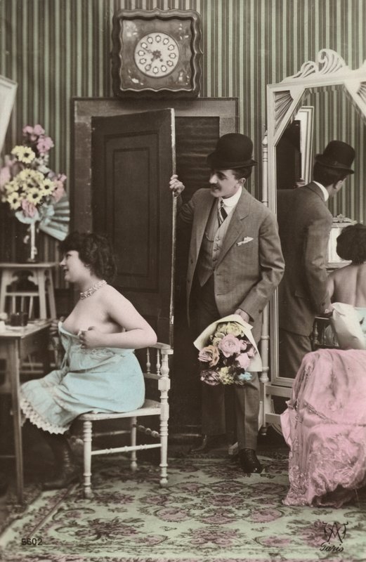 Mann som bringer en bukett til en dressing kvinne av French Photographer