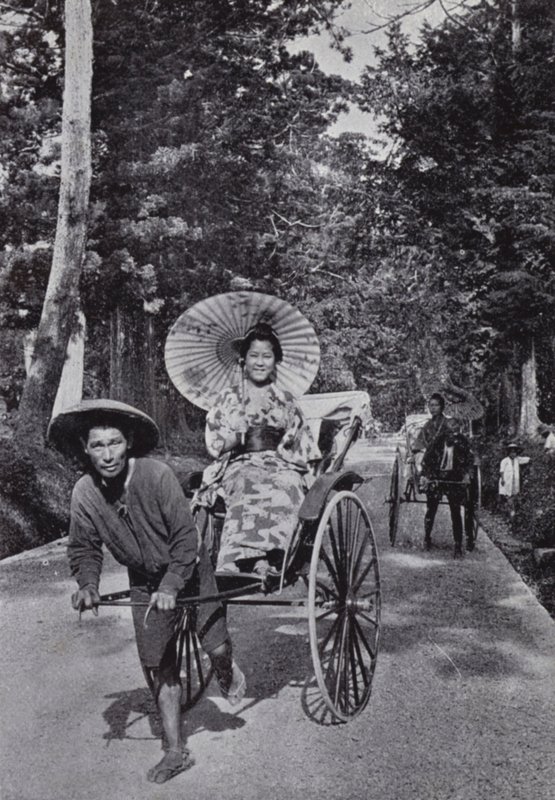 Japanske jenter i jinrikshas (s/hvitt bilde) av American Photographer (after)