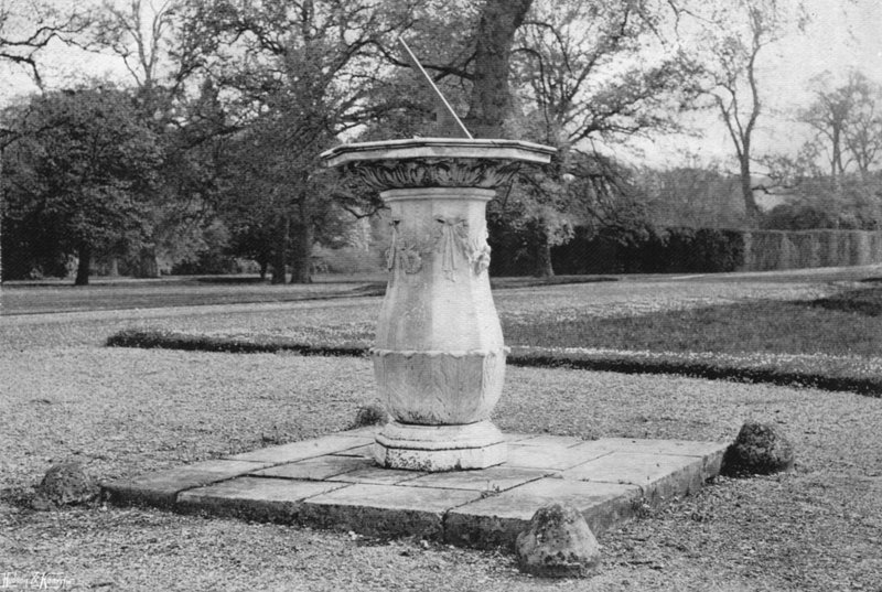 Et solur i marmor (s/hvitt bilde) av Charles Latham
