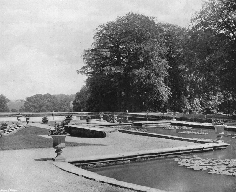 Across the Ponds (s/hvitt bilde) av Charles Latham