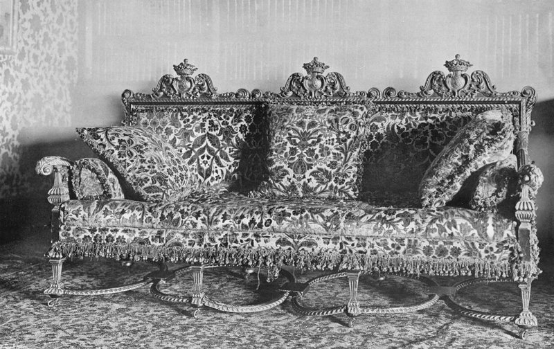 Great sofa of William and Mary Period av Charles Latham