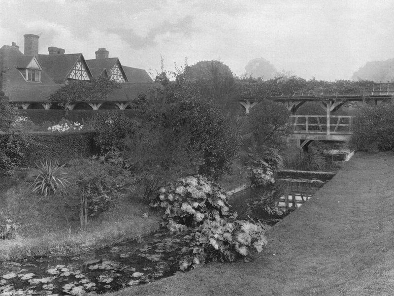 The Turn of the Moat (s/hvitt bilde) av Charles Latham