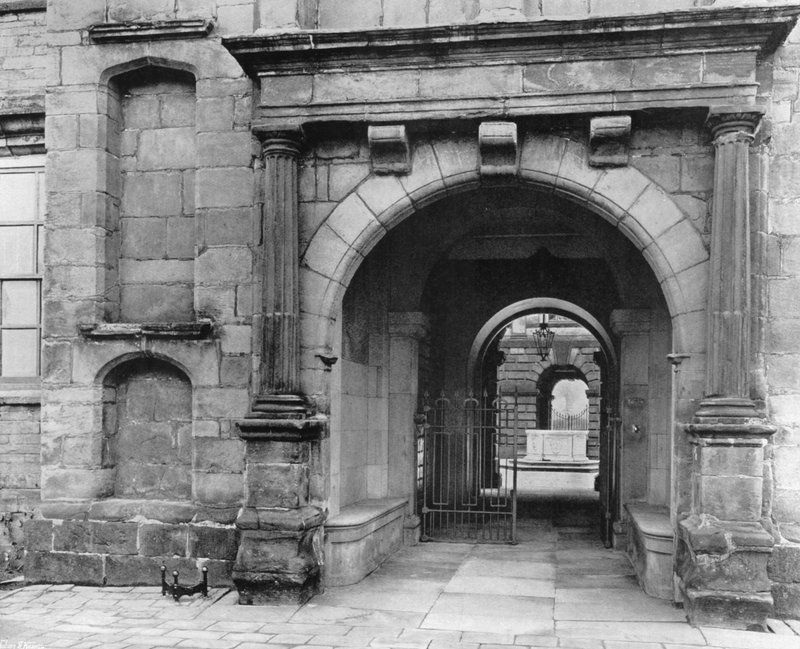 Til Hall Courtyard (s/hvitt bilde) av Charles Latham
