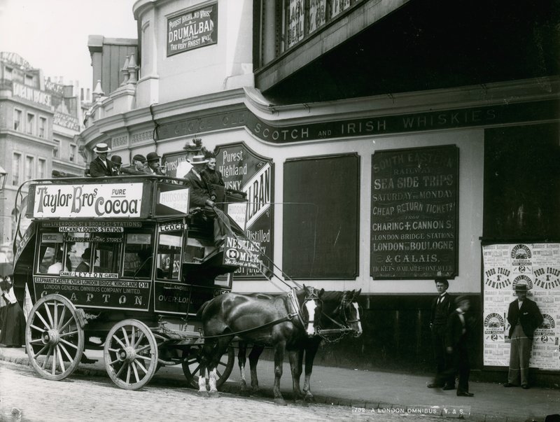 En omnibus i London av English Photographer