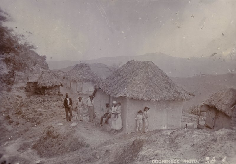 Barbadisk landsby på en åsside, 1880 av English Photographer