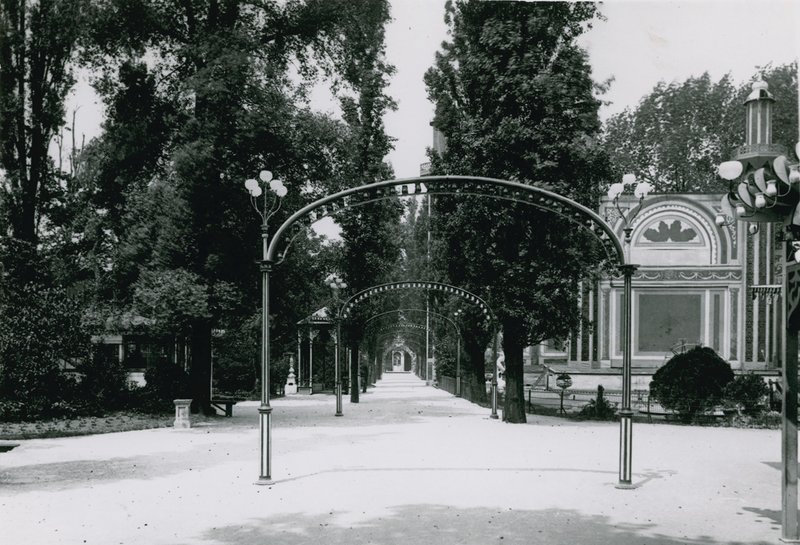 Cremorne Gardens; London: Centre Walk av English Photographer