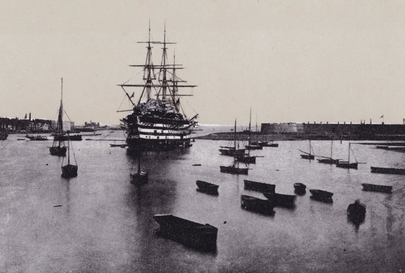 Inngang Portsmouth Harbor (s/hvitt bilde) av English Photographer