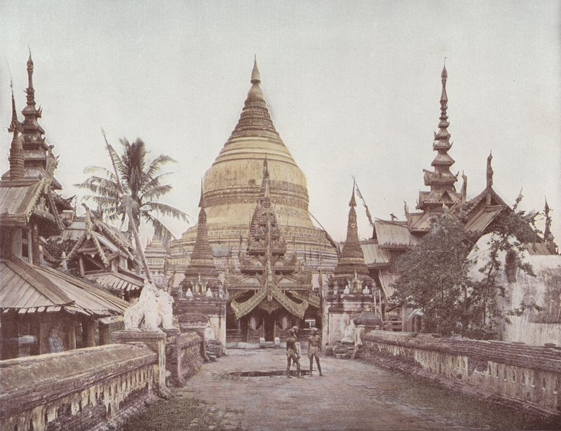 Gilded Pagoda at Pagan (farget bilde) av English Photographer