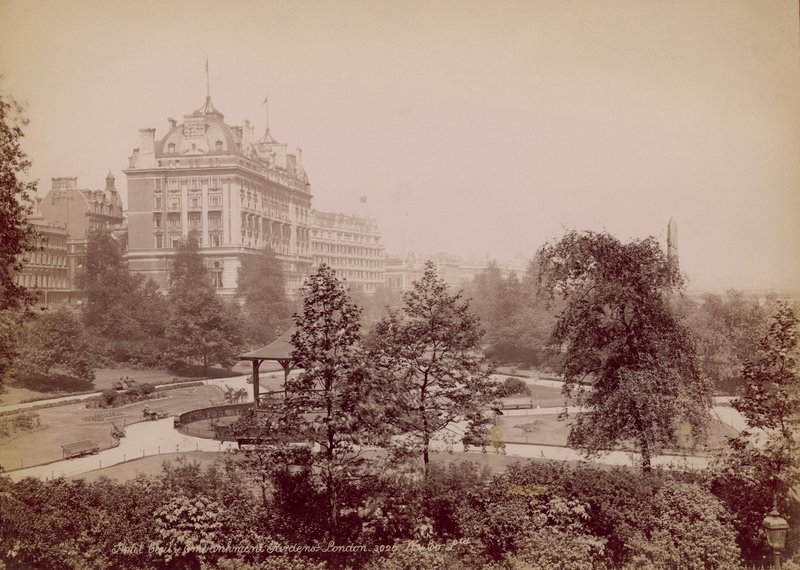 Hotel Cecil and the Embankment Gardens, London av English Photographer