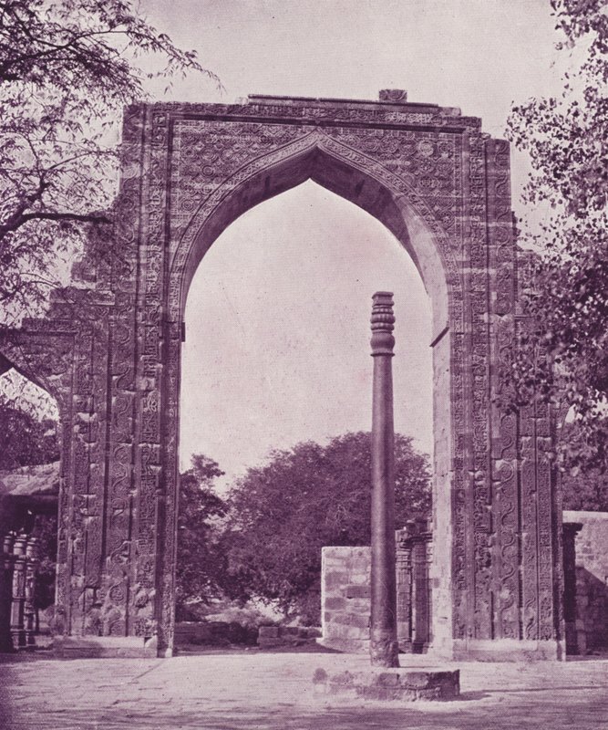 Iron Pillar and Great Arch, Delhi av English Photographer