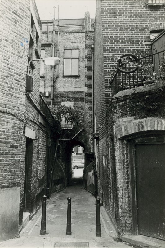 Jack the Ripper: Woods Buildings, Whitechapel Road av English Photographer