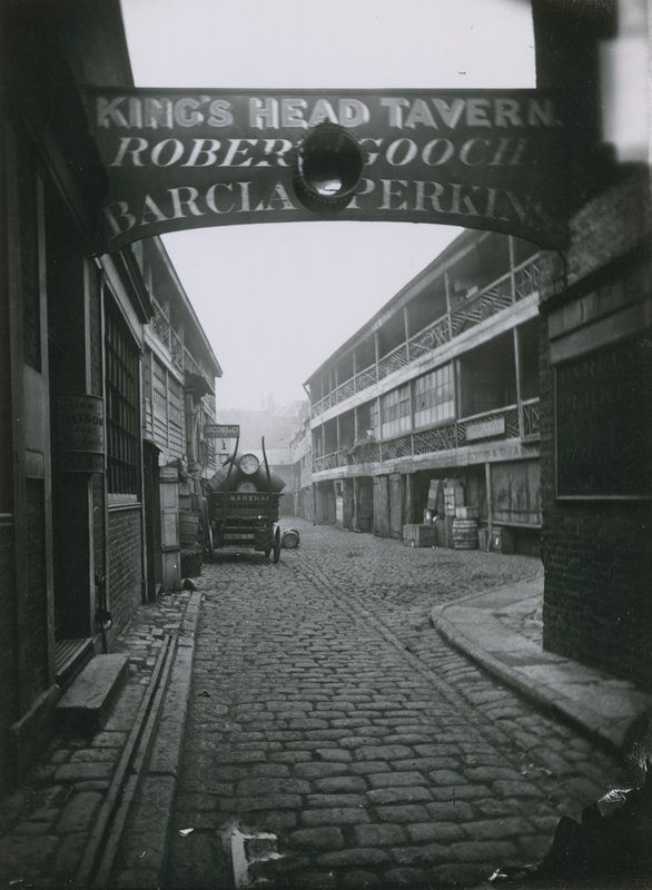 Kings Head, Southwark av English Photographer