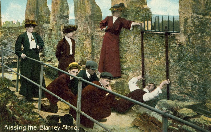 Kysser Blarney Stone (farget bilde) av English Photographer