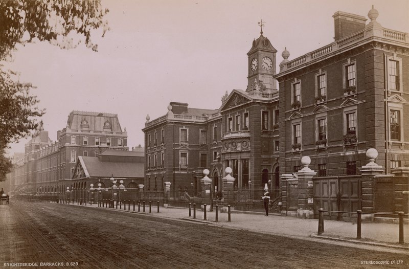 Knightsbridge Barracks, London av English Photographer