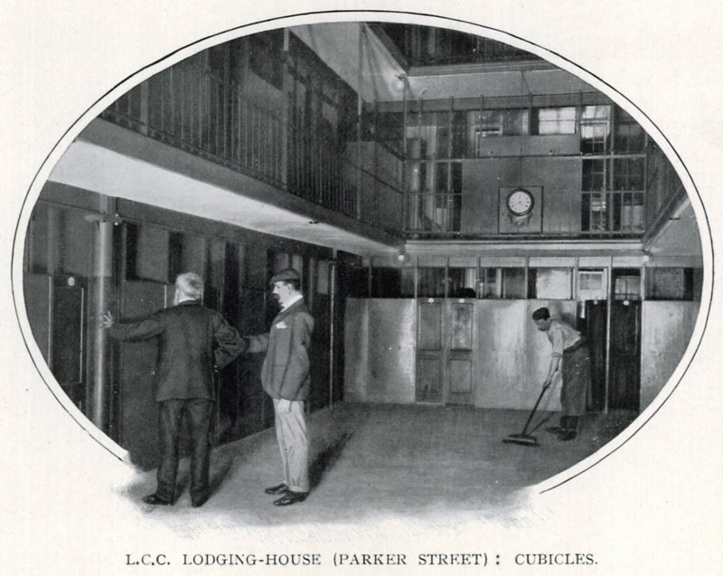 L.C.C. Lodging-House (Parker Street): Avlukker (s/hvitt bilde) av English Photographer