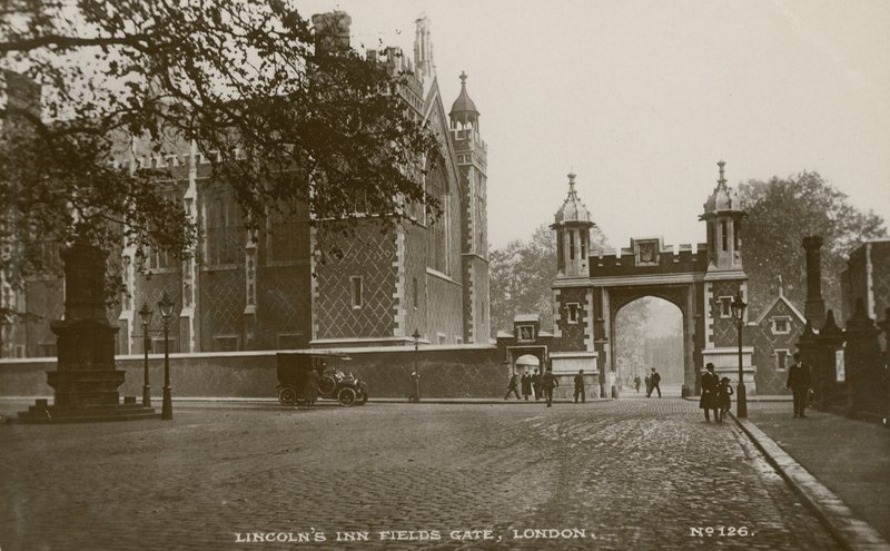 Lincolns Inn Fields Gate, London av English Photographer