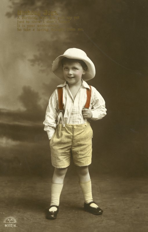 Liten gutt i røde seler (farge litho) av English Photographer