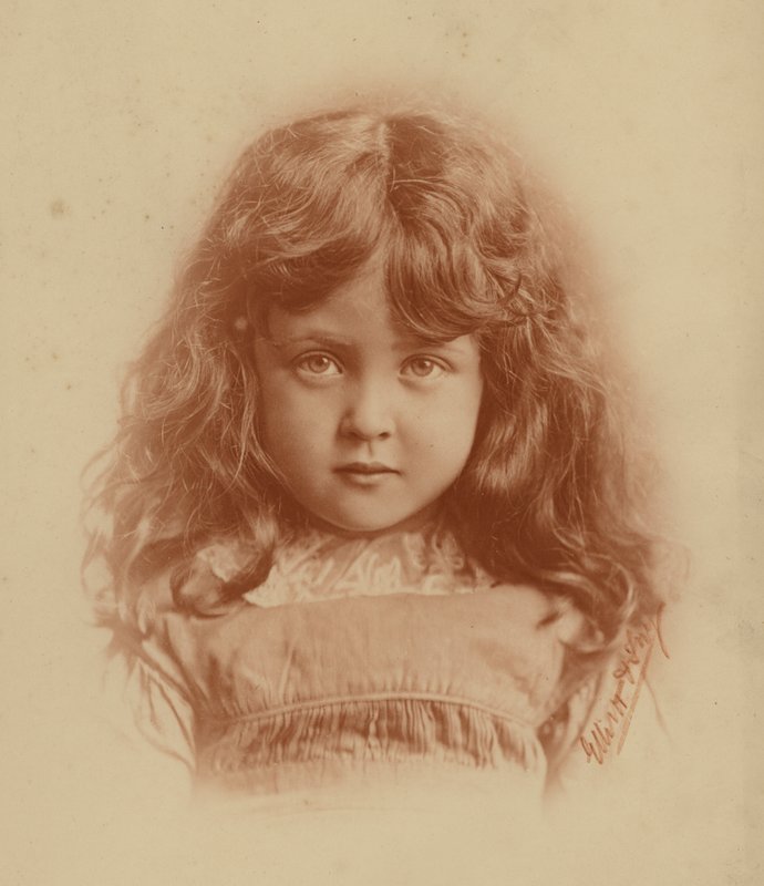 Liten jente (s/hvitt bilde) av English Photographer