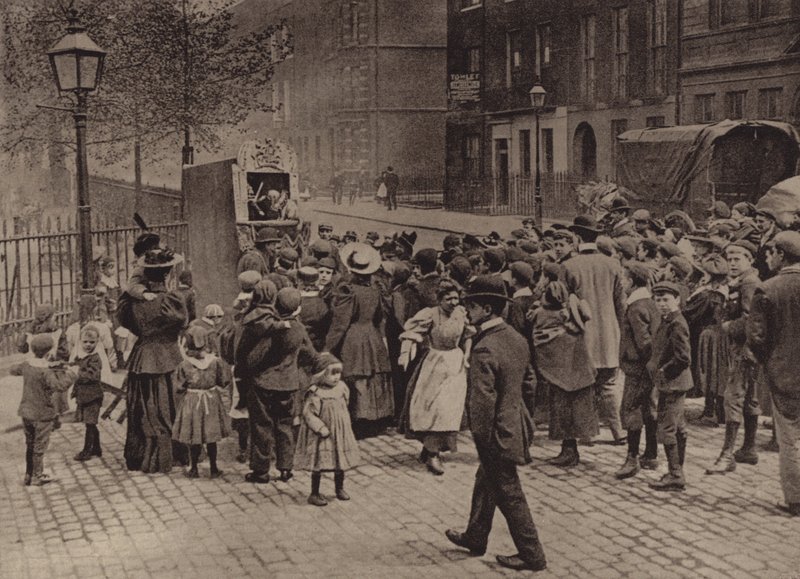 London: Punch and Judy Show (s/hvitt-bilde) av English Photographer