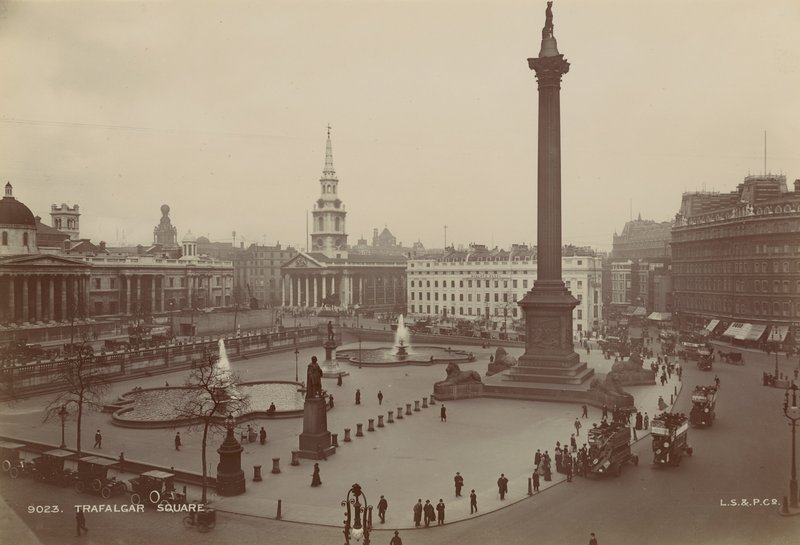 Postkort med et bilde av Trafalgar Square av English Photographer