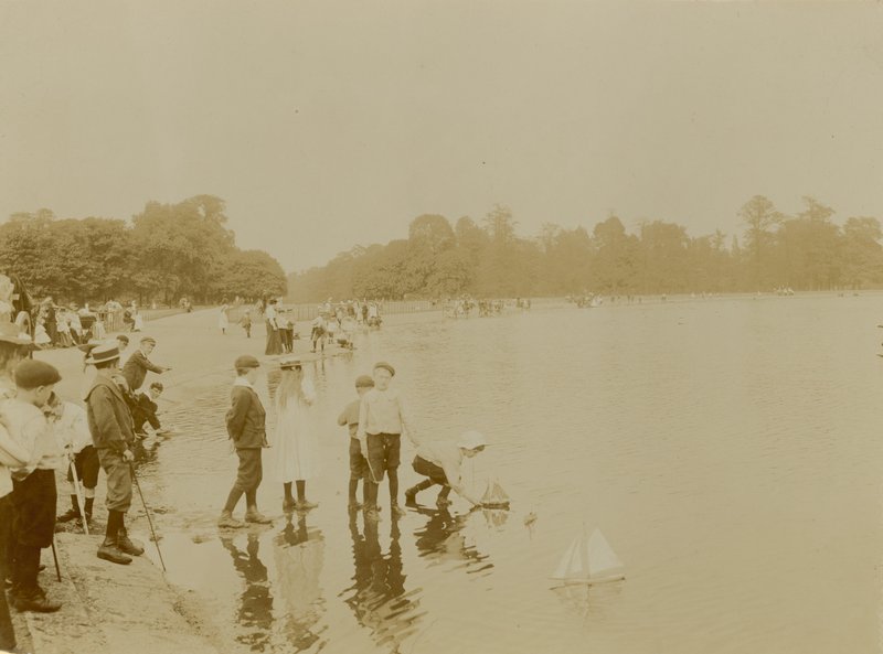 Round Pond, Kensington Gardens, London av English Photographer