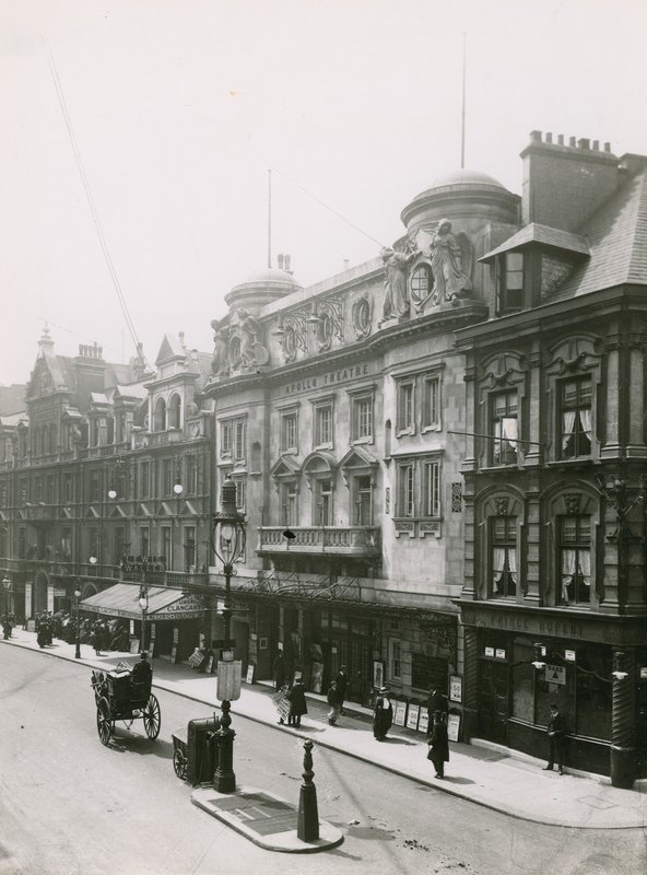 Apollo Theatre and Lyric Theatre, 1907 av English Photographer