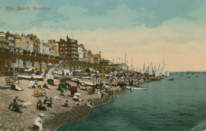 The Beach, Brighton. Postkort sendt i 1913. av English Photographer