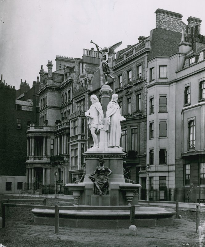 The Brown Fountain, Park Lane, London av English Photographer