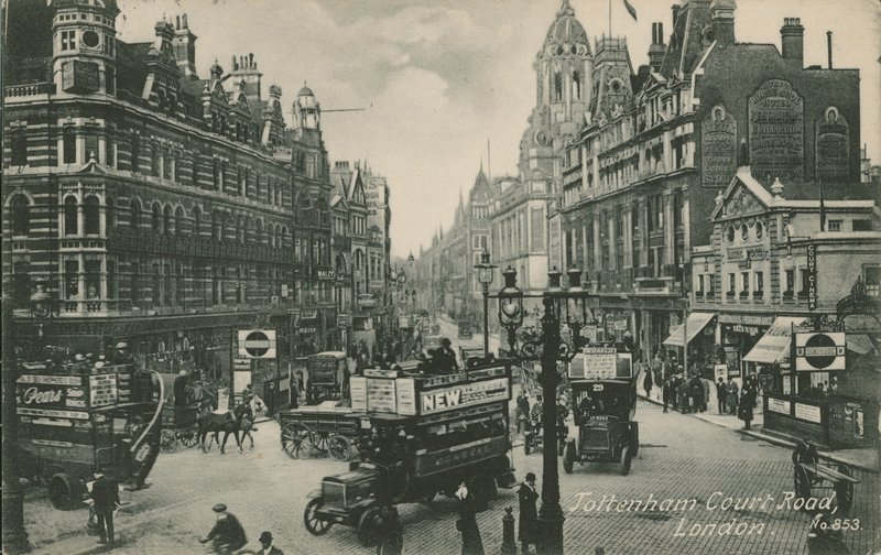 Tottenham Court Road, London av English Photographer