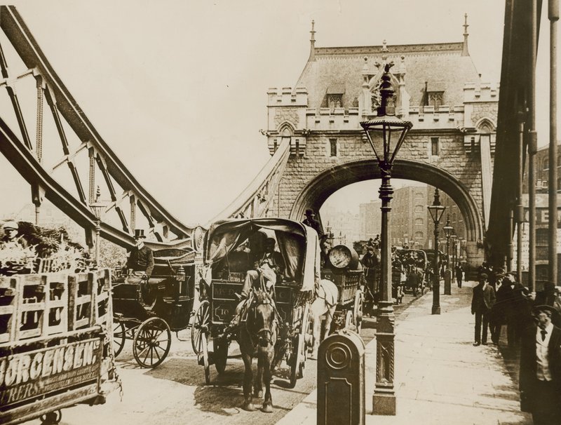Trafikk passerer over Tower Bridge av English Photographer