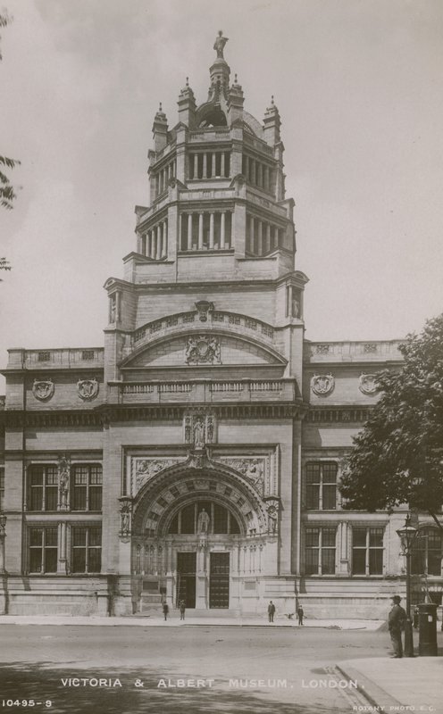 Victoria and Albert Museum, London av English Photographer