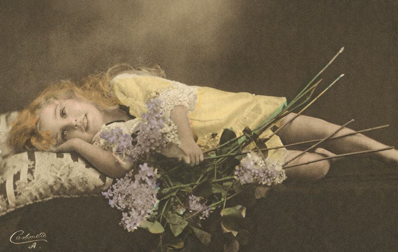 Ung jente og blomster av English Photographer