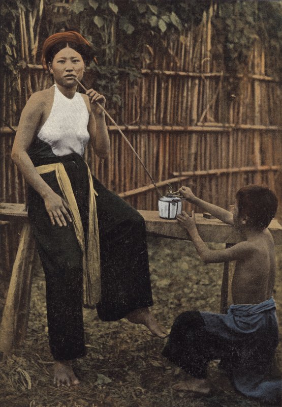 Kvinne som røyker opium av European Photographer