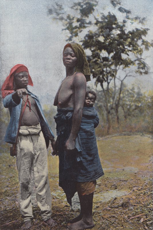 Kvinne som bærer barnet sitt av European Photographer