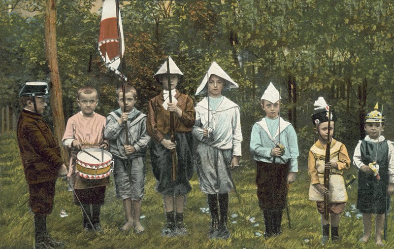 Gruppe med gutter som leker soldater (bilde) av European Photographer